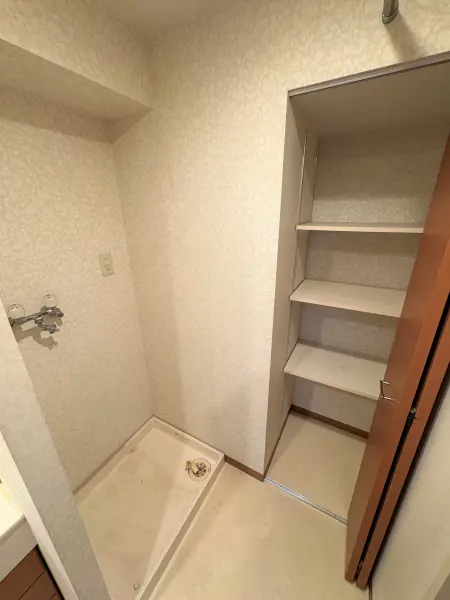 洗濯機置場の横にも収納棚がございます!