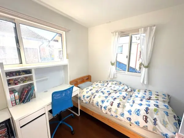 南側洋室約5.5帖です。各洋室には収納が設けられており、収納家具を最低限に抑えることができます。