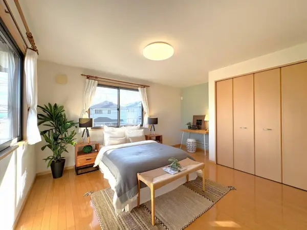 洋室約9.0帖です。可動式の本棚が設置された書斎スペースが備わっています。一部壁クロス貼替済みです。