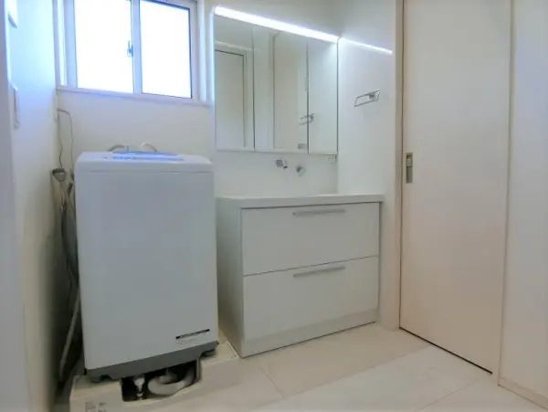 鏡付きの洗面化粧台で朝の身支度もスムーズに。