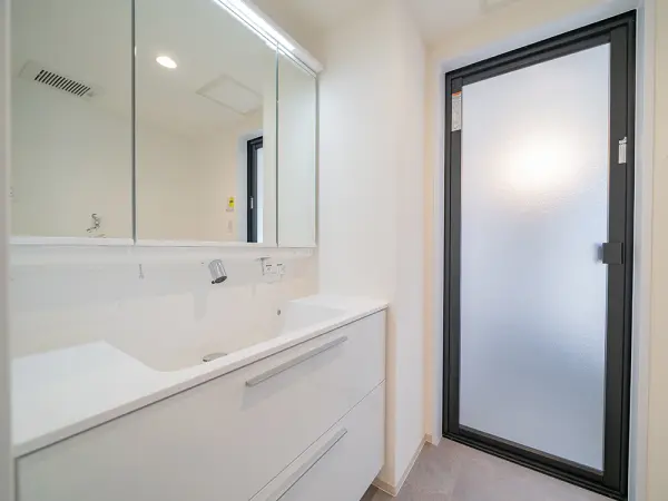 3面鏡付きの洗面化粧台を採用。洗面ボウル下収納は、立った状態でも出し入れしやすいスライドタイプ