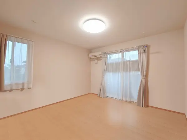 （主寝室約8.5帖）大きめのベッドを置いても余裕のある広さ。WICや室内物干しが設置されています。