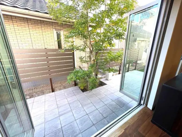 LDKの掃き出し窓より自然の風を感じることができます。室内と屋外がつながる開放感あふれる空間を実現。