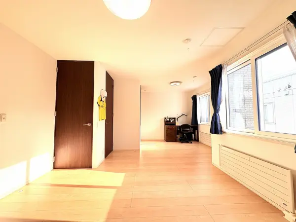 2階洋室約13帖は将来間仕切りを設置し2部屋に分けてることを想定し建てています。