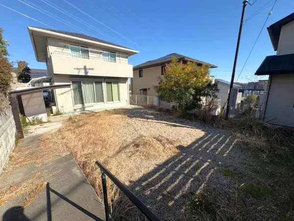 南向きバルコニー・南庭。広々とした庭でバーベキューやガーデニングなどおうち時間の楽しみが広がります。