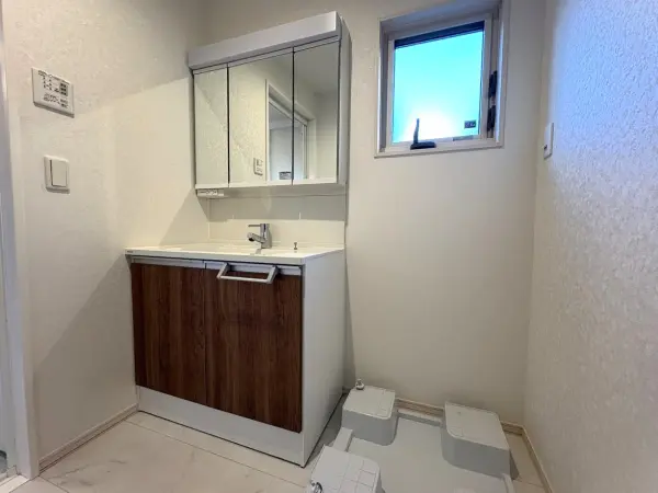 1階洗面室/2階にも洗面台があり、ご家族のあわただしい朝の身支度も慌てることなくできそうですね。