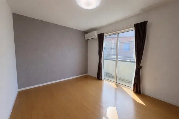 アクセントクロスがモダンな印象です。掃き出し窓から、バルコニーへアクセス可。