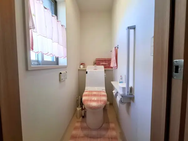 （2階トイレ）トイレは各階に配置されていますので、朝の忙しい時間帯や来客時も重宝しそうです。