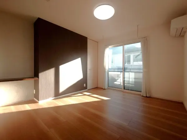 （主寝室約7.25帖）バルコニーに面しており、ベッドや机を配置してもゆとりのある広さ。WIC付き。