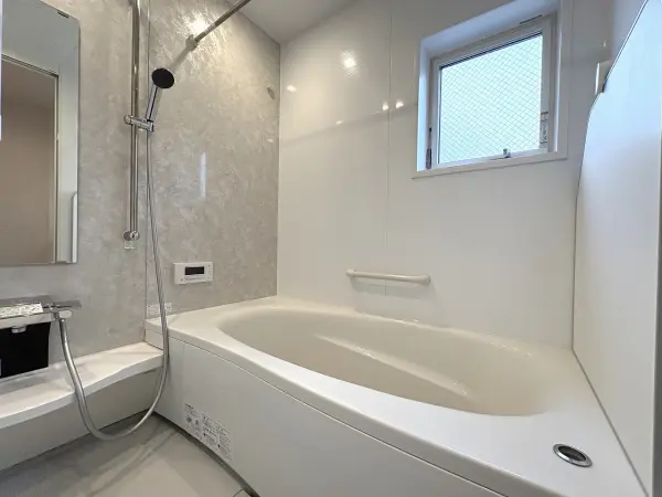 暖房・乾燥機付の浴室。窓がありますので換気が十分にでき湿気がこもらず清潔にお使いいただけます。