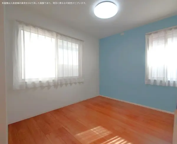 （洋室約5.3帖）腰高窓のため壁面が多く、ベッドや机などの家具が配置しやすいです。