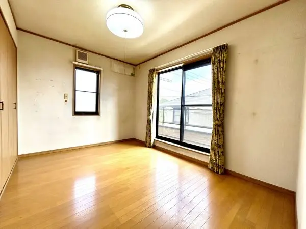 2階南東側洋室約6.0帖：南東向きのバルコニーに面した洋室です。朝早くから明るい陽射しが差し込みます