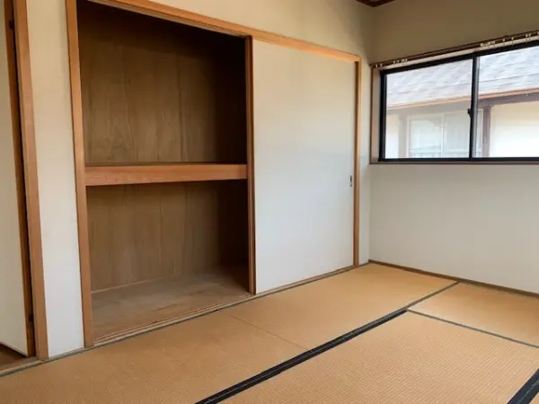 2階和室6.0帖。
全居室約6.0帖以上+収納スペースがございます。
2階全室2面採光です。