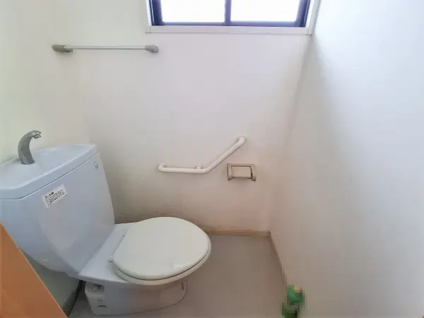 （2階トイレ）トイレは各階に設置されており、来客時も気兼ねなく利用できます。
