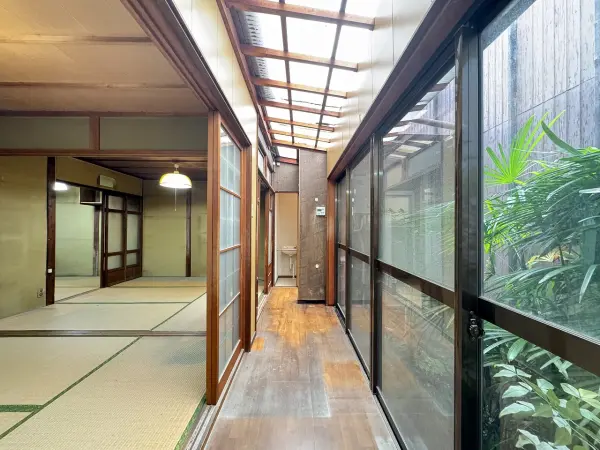 トイレ浴室へも繋がる廊下です。