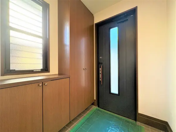 （北東側玄関）収納力のあるシューズボックス付きのため、玄関がすっきりと片付きます。