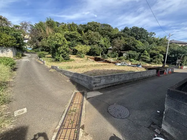 車通りが少なく、小さなお子様がいるご家庭も安心の、静かで穏やかな前面道路です。