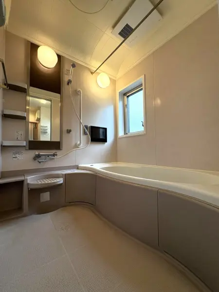 暖房・乾燥機付の浴室。窓がありますので換気が十分にでき湿気がこもらず清潔にお使いいただけます。