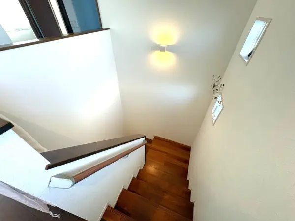 明るい採光窓のある階段です。昇り降りをサポートしてくれる手すりが設置されております。