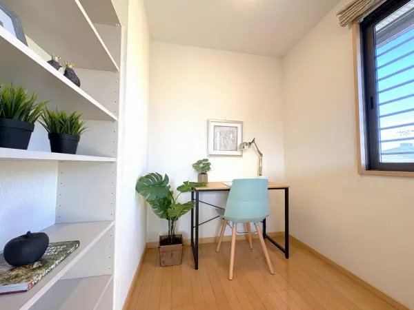 洋室約9.0帖には、可動式の本棚が設置された書斎スペースが備わっています。一部壁クロス貼替済みです。