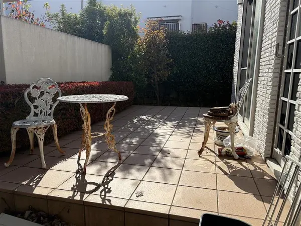 タイル張りなのでお掃除がしやすいテラスです。