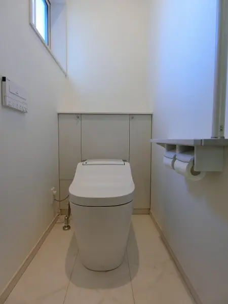 毎日快適にお使いいただける、温水洗浄便座付きのトイレです。