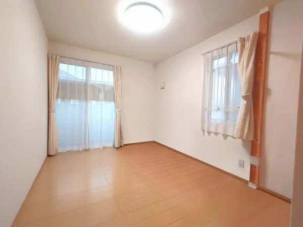 （洋室約6.5帖）南向きのバルコニーに面し、明るく開放感があります。クローゼットが設けられています。