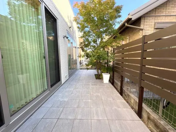 LDKの掃き出し窓より自然の風を感じることができます。室内と屋外がつながる開放感あふれる空間を実現。