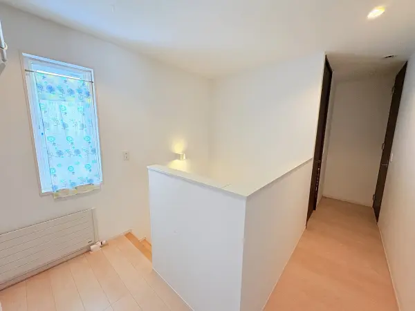 採光が入る窓がある2階廊下です。