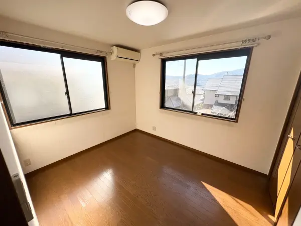 洋室約5.5帖:南西・南東の2面採光が確保されています。採光・通風良好で、快適に過ごせます。