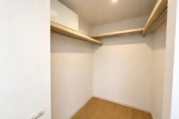 コの字型にハンガーパイプが設置されているため、衣類を掛けてたっぷり保管できます。