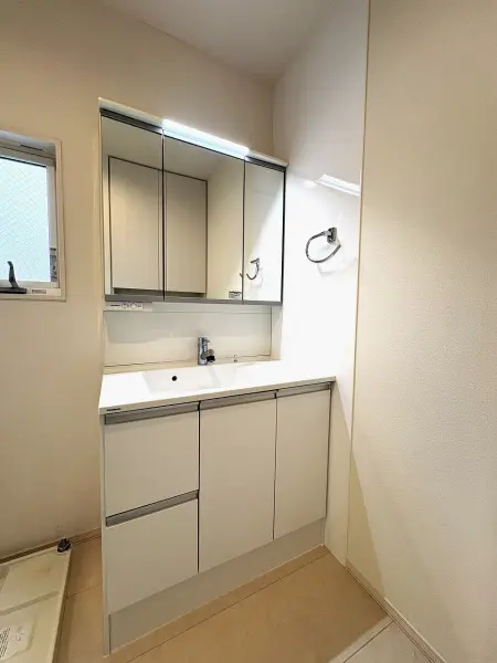 三面鏡仕様の洗面化粧台。鏡裏・洗面ボウル下部に収納があり、それに加え床下収納も備えています。