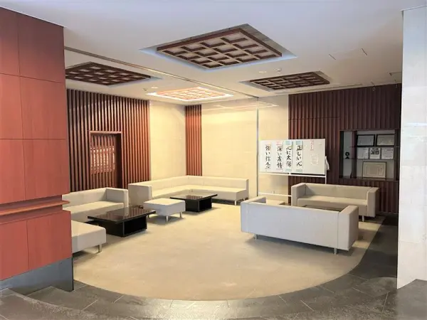 マンションロビーは落ち着いた雰囲気の空間に机や椅子が配置され、待ち合わせ場所等にもご活用頂けます