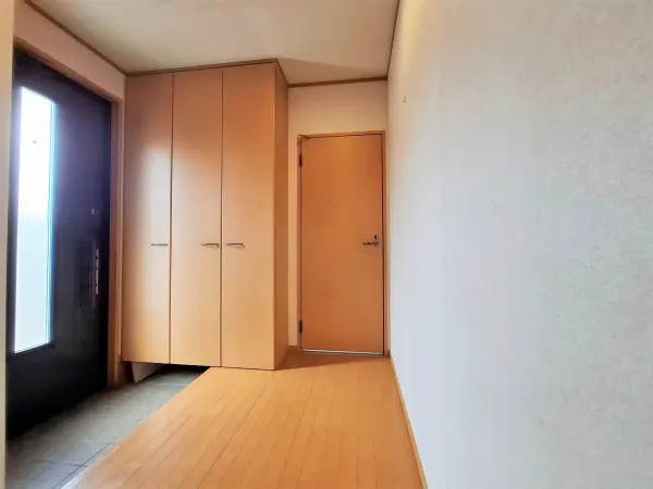 窓があり、明るい印象の玄関。高さのあるシューズボックスが設置されています。