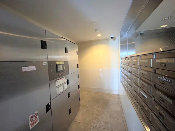 宅配ボックスがございますので不在時にもお荷物を受け取ることが可能です。