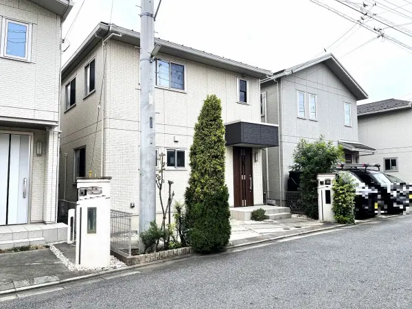 周辺は緑豊かな住宅地。落ち着いた住環境で、のびのびと子育てをしたいファミリーにもおすすめです。