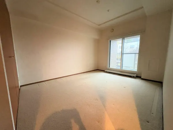 約8.4帖の洋室で、クローゼットとバルコニーが付いてます!