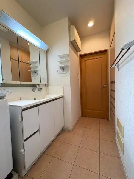 1階洗面室/2階にも洗面台があり、ご家族のあわただしい朝の身支度も慌てることなくできそうですね。