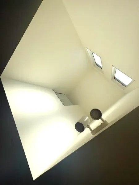 リビング上部は吹抜けが設けられ、明るく開放的な空間でお寛ぎいただけます。