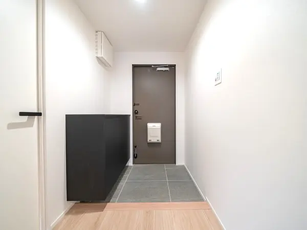 フロートタイプのシューズボックスが備わり、散らかりがちな玄関をすっきりと片付けることができます。