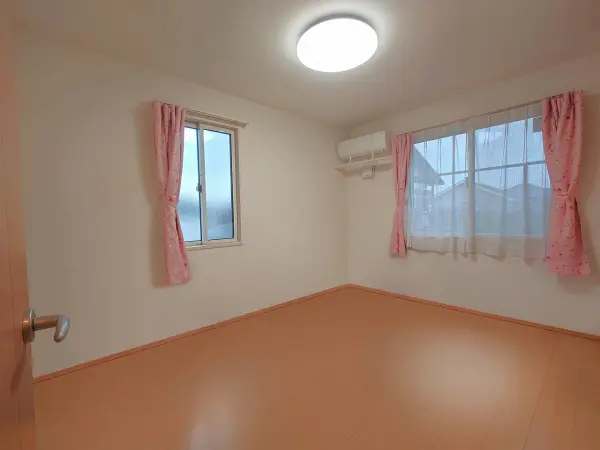 （洋室約6.0帖）腰高窓が採用されているため、壁面が多く、机やベッドなどを配置しやすいです。