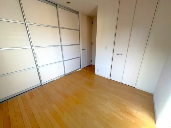 洋室約5.0帖です。隣接する洋室約5.5帖と一体利用も可能な間取りとなっております。