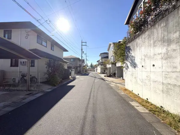 東側道路幅員約6.0ｍに約5.4ｍ面しています。お車同士のすれ違いもスムーズな道路幅がございます。