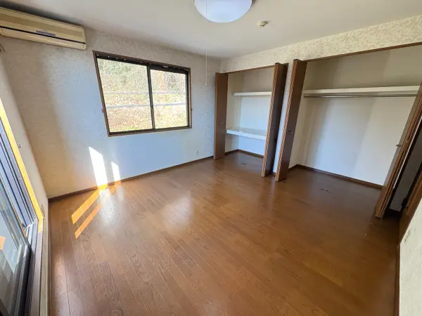 洋室約8.0帖:ゆとりある広さで、主寝室にもおすすめです。収納が2つあり、荷物を分けて保管できます。