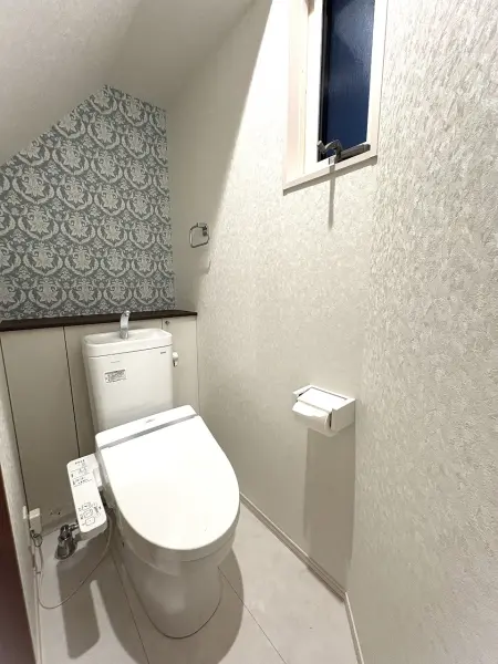 温水洗浄便座付トイレ。1、2階にトイレがあり利用が重なる時間帯も気兼ねなく利用することができます。