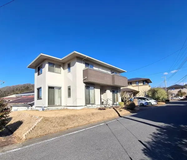 ゆとりある敷地には、ガーデニングやバーベキューなども楽しめそうなお庭が設けられています。