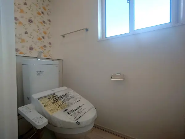 （2階トイレ）各階に設けられていますので、利用が重なる時間帯も気兼ねなくご利用いただけます。