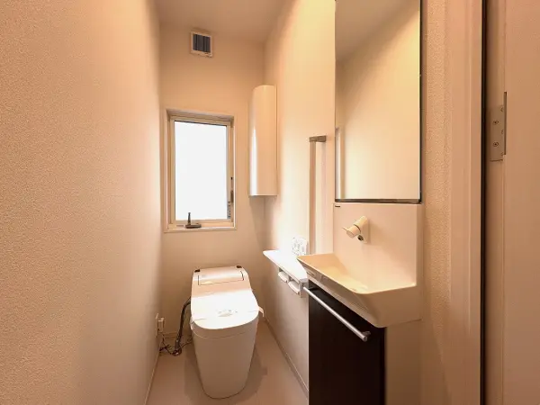 独立した手洗場があり、清掃時にも使い勝手がよく効率が上がりそうです。窓付で換気もかないます。