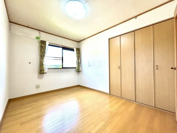 2階北東側洋室約6.0帖：衣類などを収納できるクローゼットが設けられています。