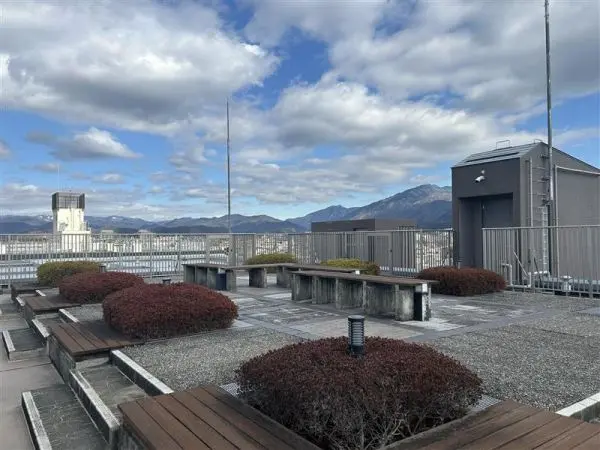 屋上庭園です。春や秋の季節に読書やリフレッシュする際にご使用頂けます。四季折々の景色をお楽しみ下さい